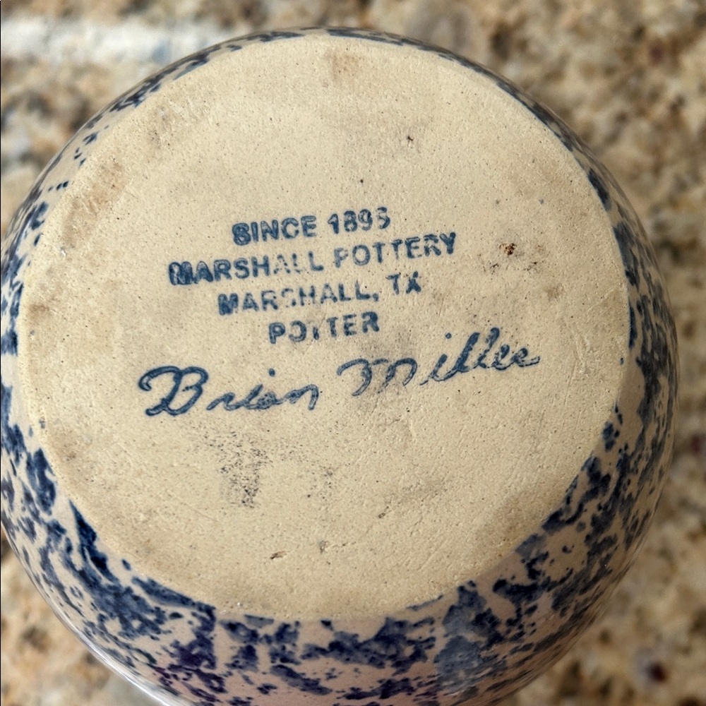 Marshall Pottery Blue and White Speckled Ceramic Vase. Signed by Brian Miller. - Picture 6 of 10